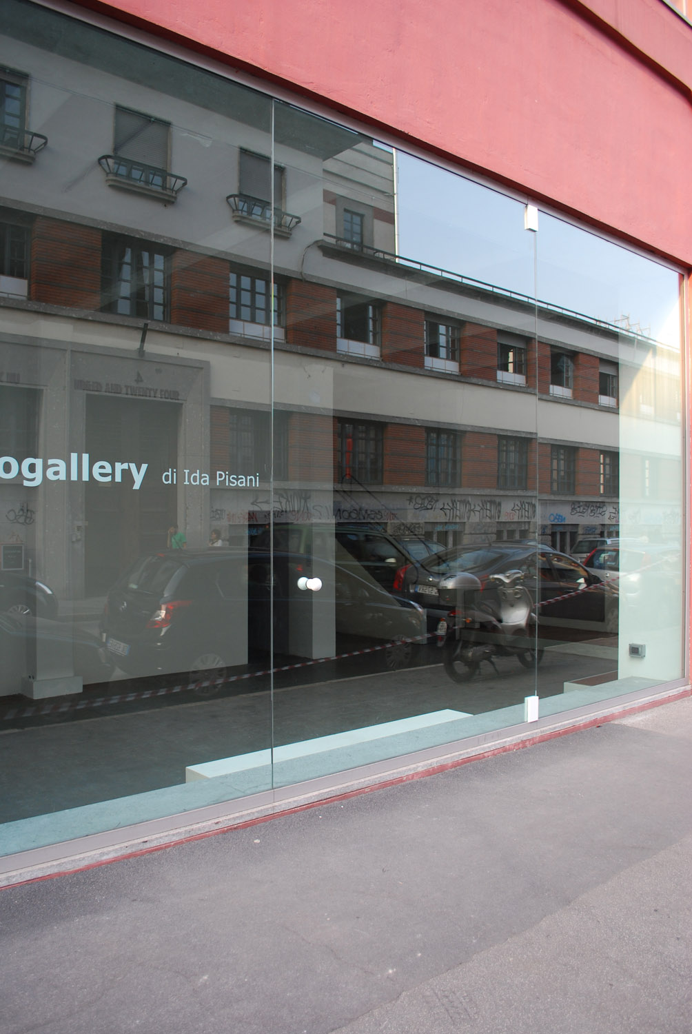 Welcome, 2008. Installation. Handle, hinges, glass vitrine, wooden stairs. Installation view, Prometeogallery di Ida Pisani, 2008.